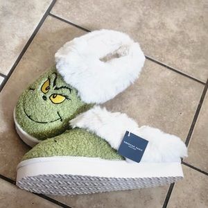 Beautiful Grinch slippers \American outfitters Sz 7